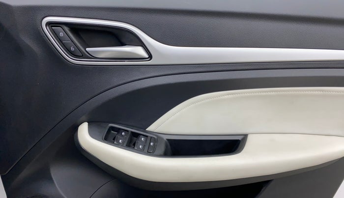 2024 MG ASTOR Sprint 1.5 MT (Ivory), Petrol, Manual, 7,186 km, Driver Side Door Panels Control