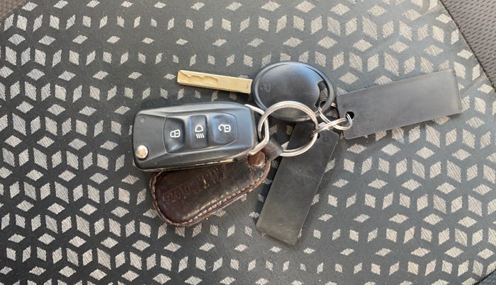 2019 Tata NEXON XM PETROL, Petrol, Manual, 27,537 km, Key Close Up