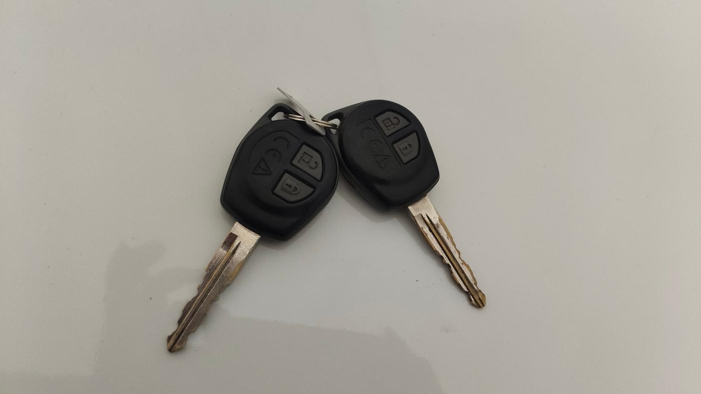 2019 Maruti Swift VXI AMT, CNG, Automatic, 98,606 km, Key Close Up