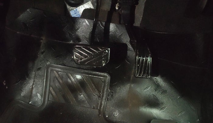 2019 Maruti Swift VXI AMT, CNG, Automatic, 98,606 km, Pedals