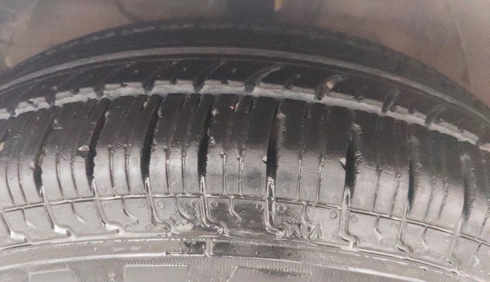 2019 Maruti Swift VXI AMT, CNG, Automatic, 98,606 km, Left Front Tyre Tread