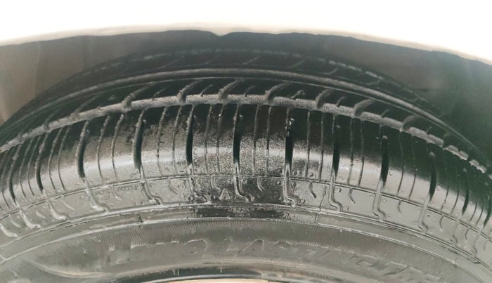 2019 Maruti Swift VXI AMT, CNG, Automatic, 98,606 km, Right Front Tyre Tread