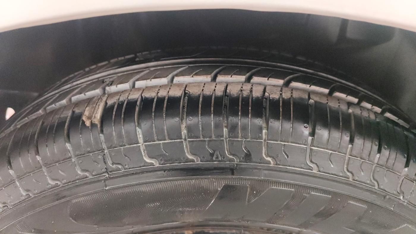 2019 Maruti Swift VXI AMT, CNG, Automatic, 98,606 km, Right Rear Tyre Tread