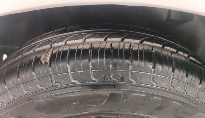 2019 Maruti Swift VXI AMT, CNG, Automatic, 98,606 km, Right Rear Tyre Tread