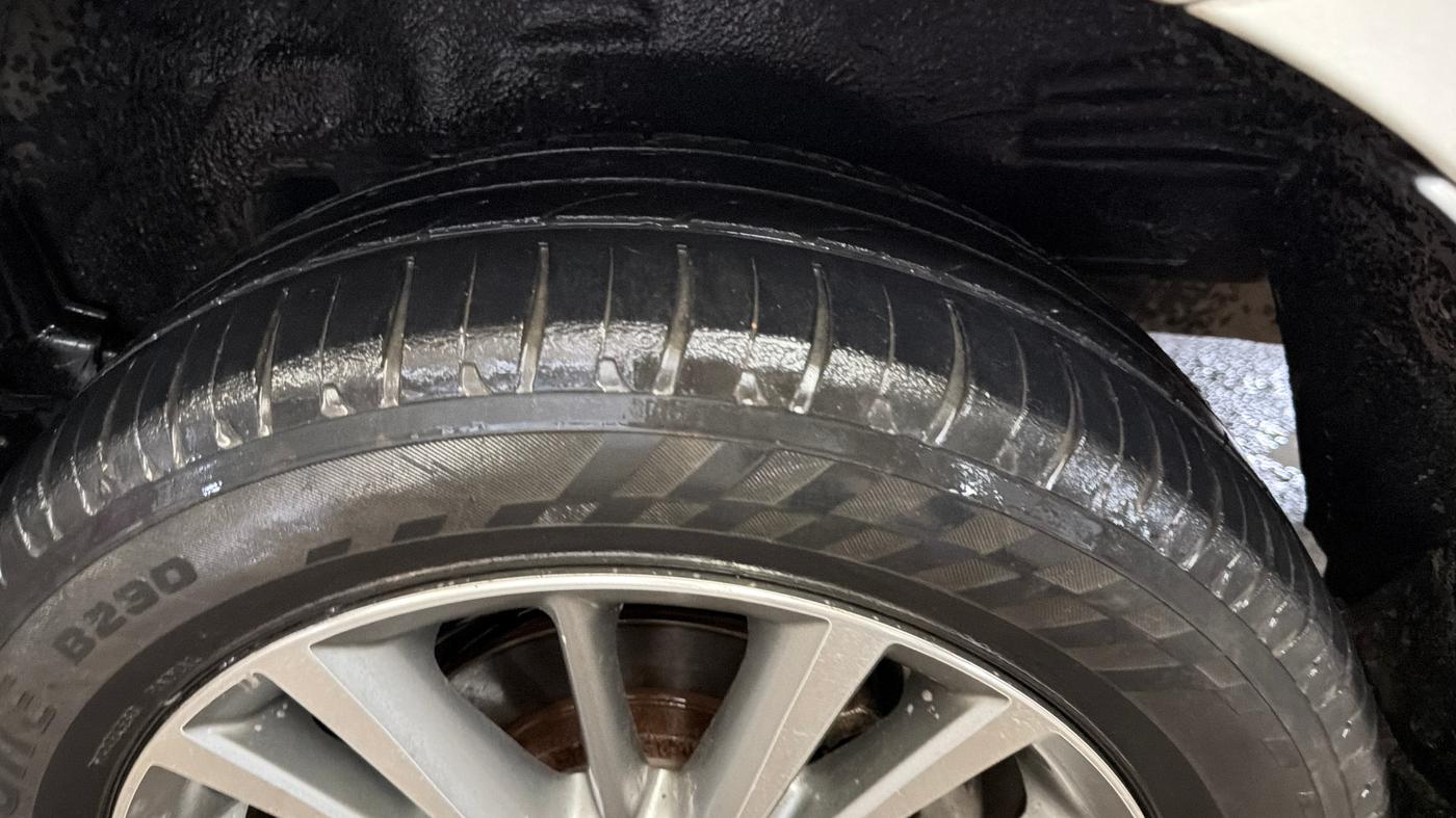 2015 Toyota Corolla Altis VL CVT PETROL, Petrol, Automatic, 1,06,107 km, Left Rear Tyre Tread