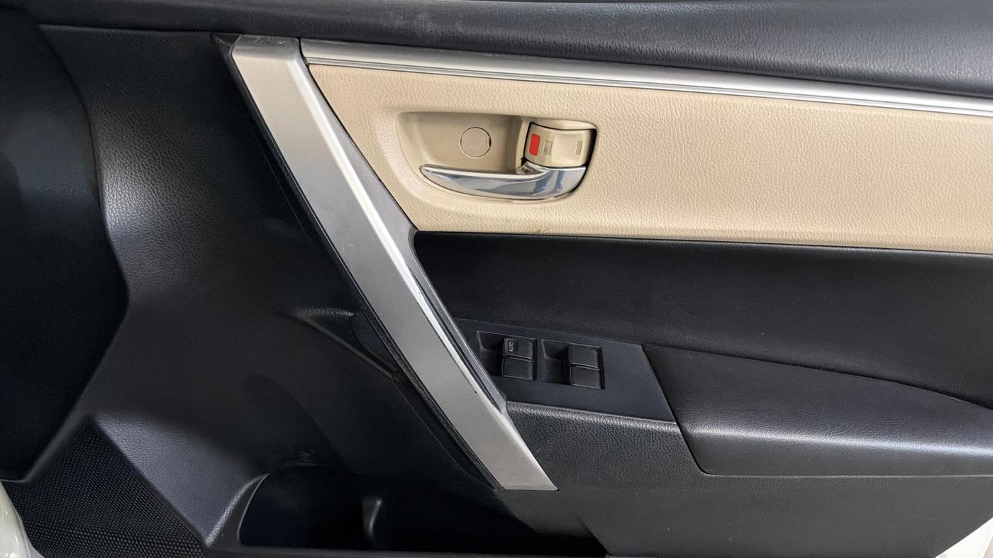 2015 Toyota Corolla Altis VL CVT PETROL, Petrol, Automatic, 1,06,107 km, Driver Side Door Panels Control