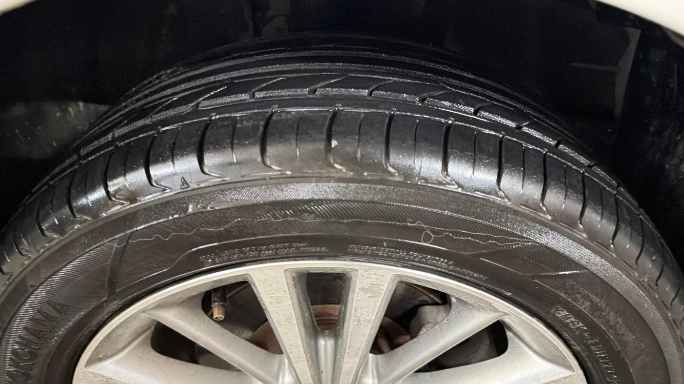 2015 Toyota Corolla Altis VL CVT PETROL, Petrol, Automatic, 1,06,107 km, Right Front Tyre Tread