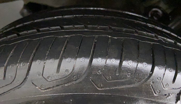 2016 Mahindra Kuv100 K8 6 STR, Petrol, Manual, 45,065 km, Right Rear Tyre Tread