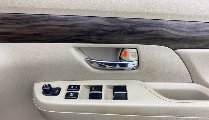 2020 Maruti Ertiga ZXI+ SHVS, Petrol, Manual, 1,27,875 km, Driver Side Door Panels Control