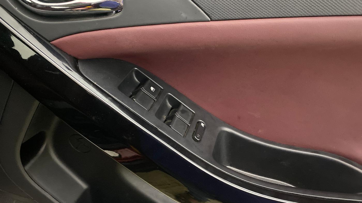 2025 Tata Curvv Accomplished S 1.2 Petrol 7DCA, Petrol, Automatic, 4,303 km, Driver Side Door Panels Control