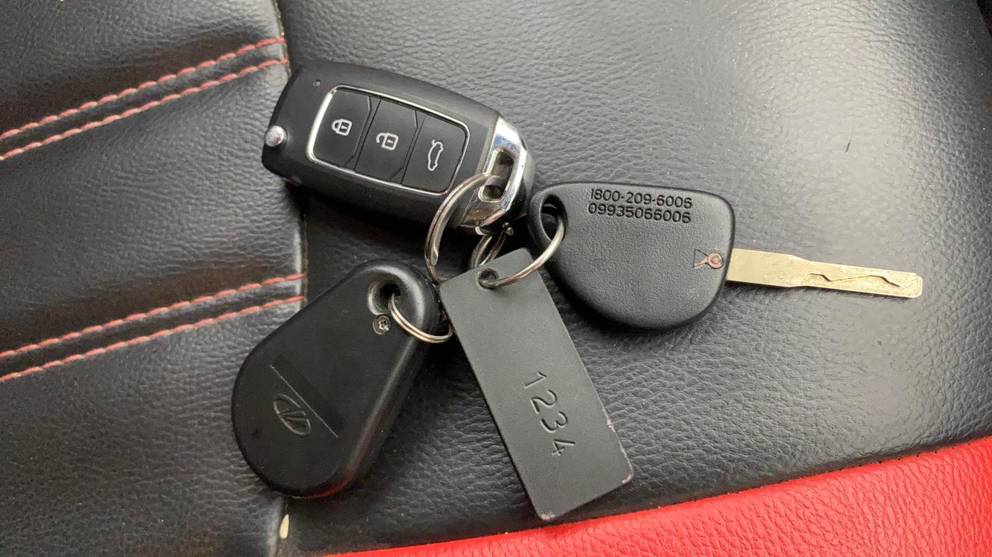 2013 Mahindra Scorpio VLX 2WD AIRBAG, Diesel, Manual, 1,44,902 km, Key Close Up