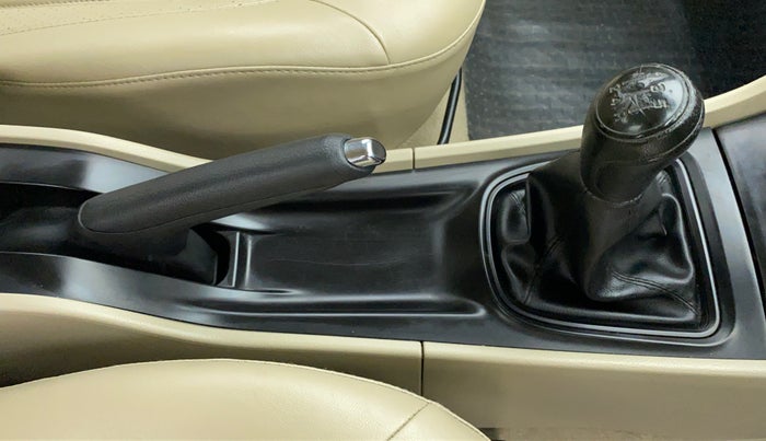 2016 Maruti Ciaz VXI OPT, Petrol, Manual, 32,941 km, Gear Lever