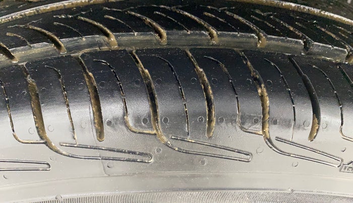 2021 Renault TRIBER RXT, Petrol, Manual, 37,674 km, Right Rear Tyre Tread