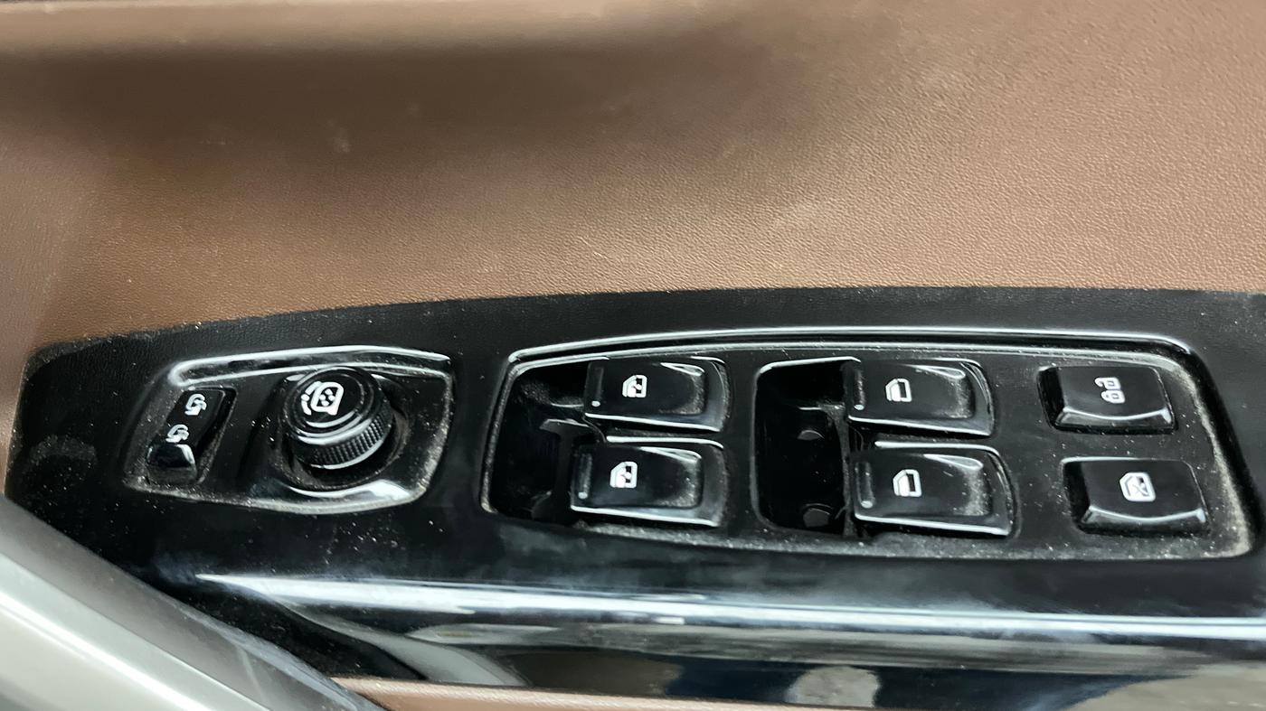 2024 Mahindra SCORPIO-N Z8 L PETROL AT 7 STR, Petrol, Automatic, 21,193 km, Driver Side Door Panels Control