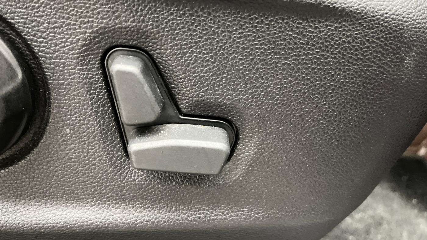 2024 Mahindra SCORPIO-N Z8 L PETROL AT 7 STR, Petrol, Automatic, 21,193 km, Driver Side Adjustment Panel
