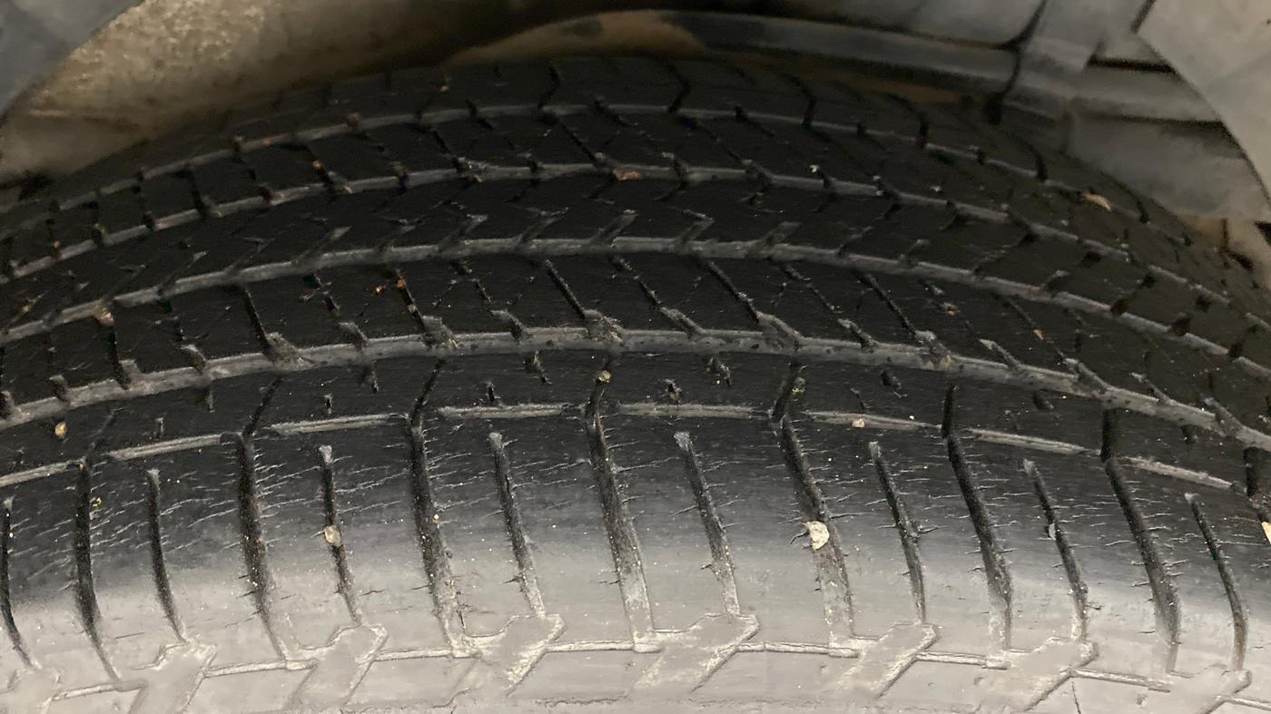 2016 Mahindra XUV500 W10, Diesel, Manual, 62,946 km, Left Rear Tyre Tread