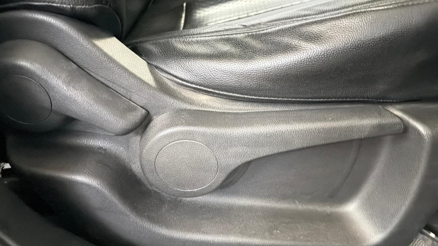 2019 Nissan Kicks XL 1.5, Petrol, Manual, 89,093 km, Driver Side Adjustment Panel
