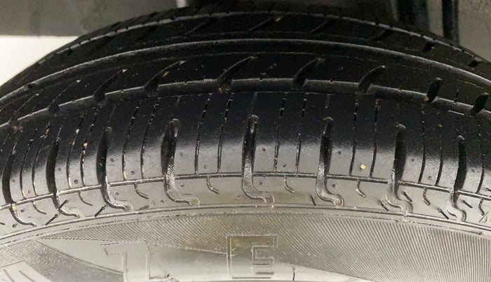 2017 Renault Kwid RXL, Petrol, Manual, 9,840 km, Right Rear Tyre Tread