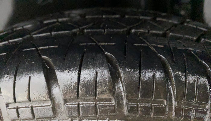 2015 Maruti Swift VXI, Petrol, Manual, 65,291 km, Left Rear Tyre Tread