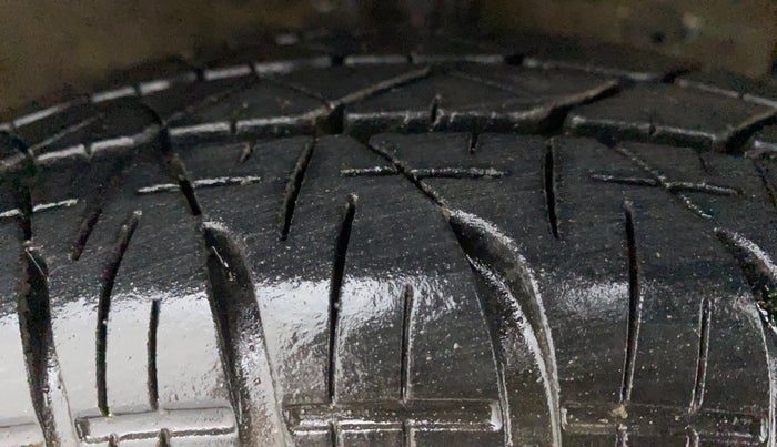 2015 Maruti Swift VXI, Petrol, Manual, 65,291 km, Right Front Tyre Tread
