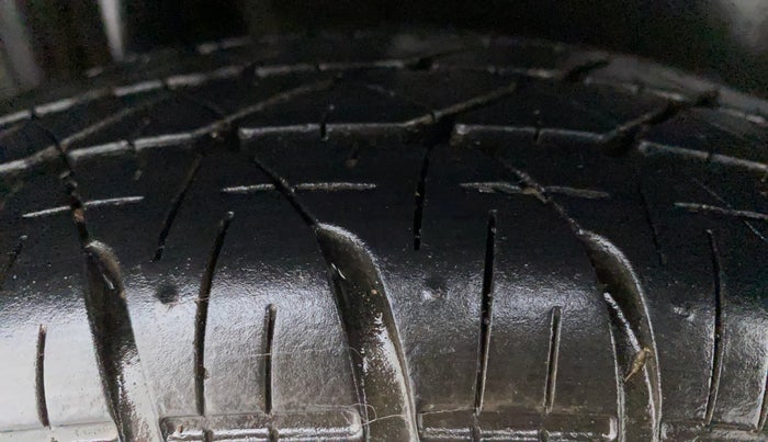 2015 Maruti Swift VXI, Petrol, Manual, 65,291 km, Right Rear Tyre Tread