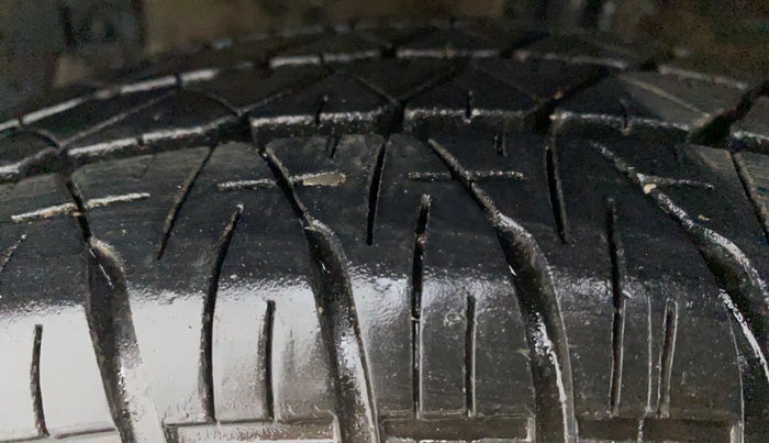 2015 Maruti Swift VXI, Petrol, Manual, 65,291 km, Left Front Tyre Tread