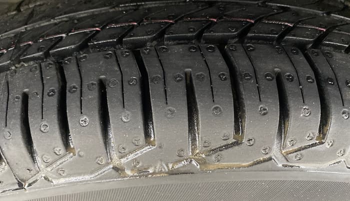 2014 Maruti Swift Dzire VDI, Diesel, Manual, 1,22,042 km, Left Front Tyre Tread