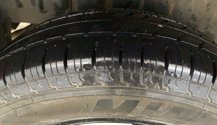 2014 Maruti Swift VXI, Petrol, Manual, 71,357 km, Right Rear Tyre Tread