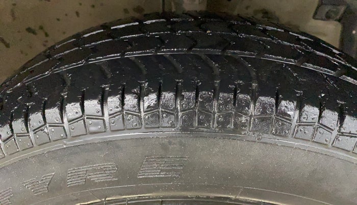 2014 Maruti Swift VXI, Petrol, Manual, 71,357 km, Right Front Tyre Tread