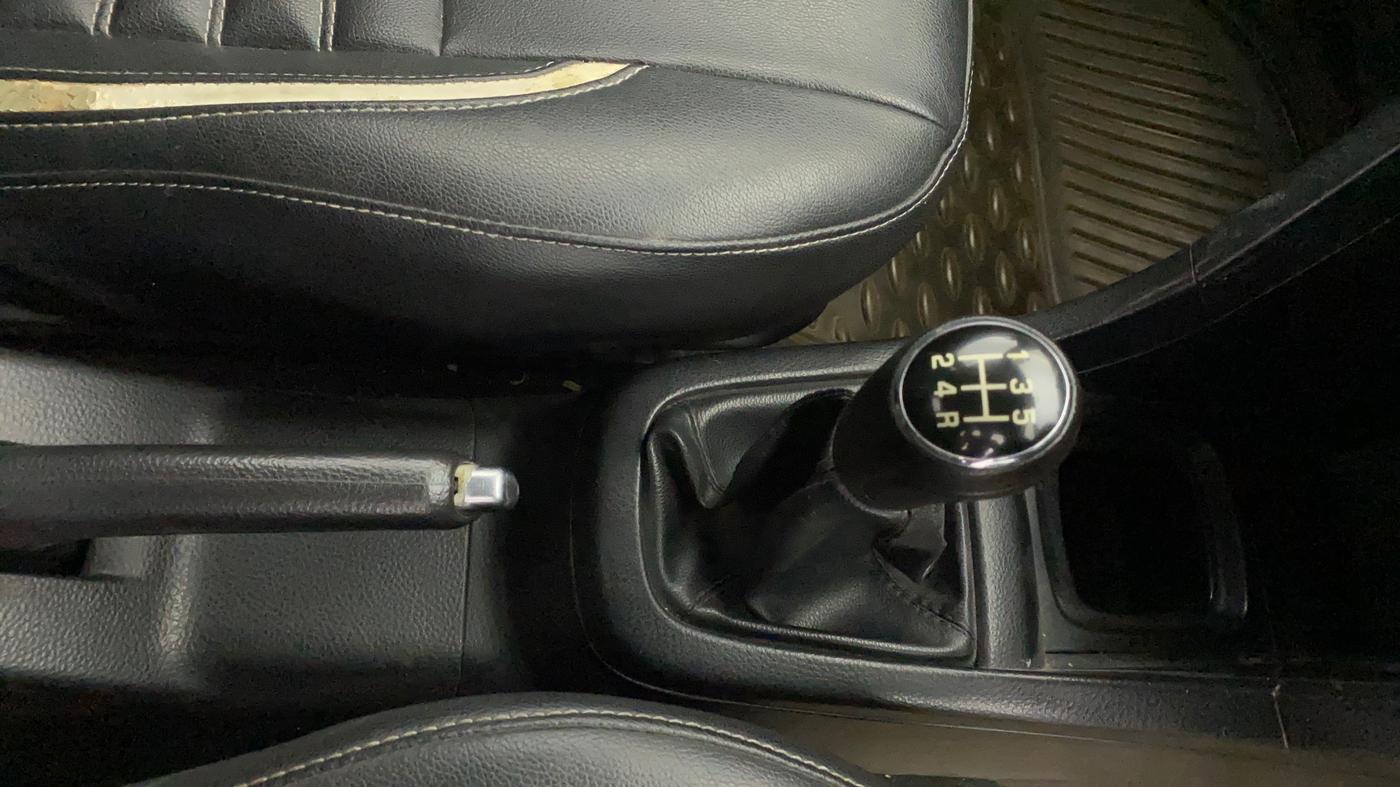 2014 Maruti Swift VXI, Petrol, Manual, 71,357 km, Gear Lever
