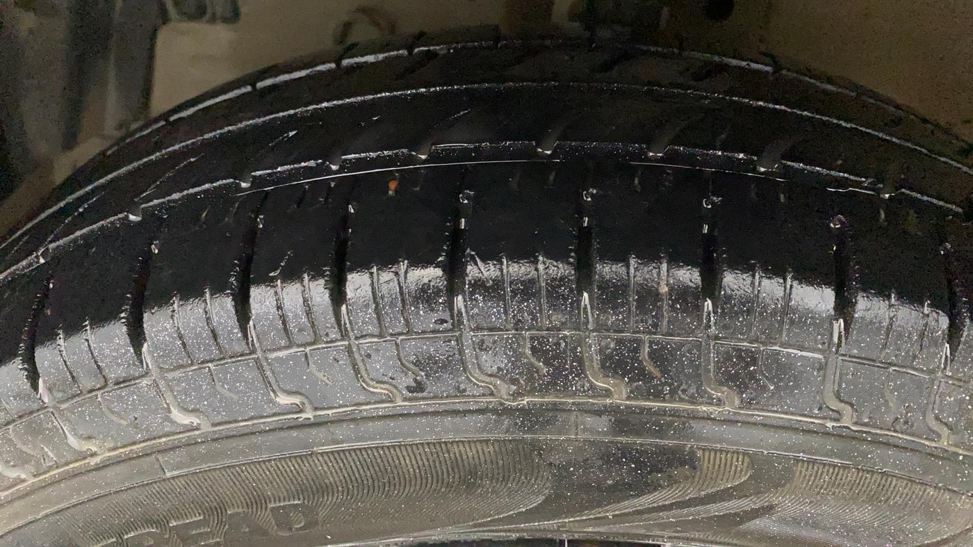 2014 Maruti Swift VXI, Petrol, Manual, 71,357 km, Left Front Tyre Tread