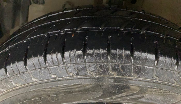 2014 Maruti Swift VXI, Petrol, Manual, 71,357 km, Left Front Tyre Tread