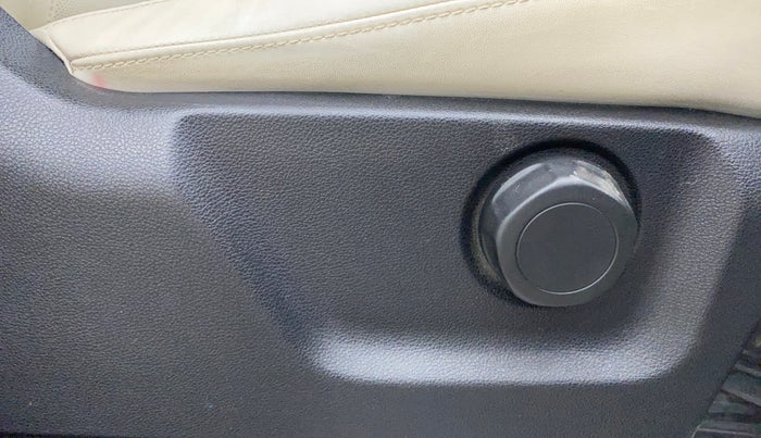 2022 Mahindra XUV700 AX 7 LUXURY D AT 7 STR, Diesel, Automatic, 43,313 km, Driver Side Adjustment Panel