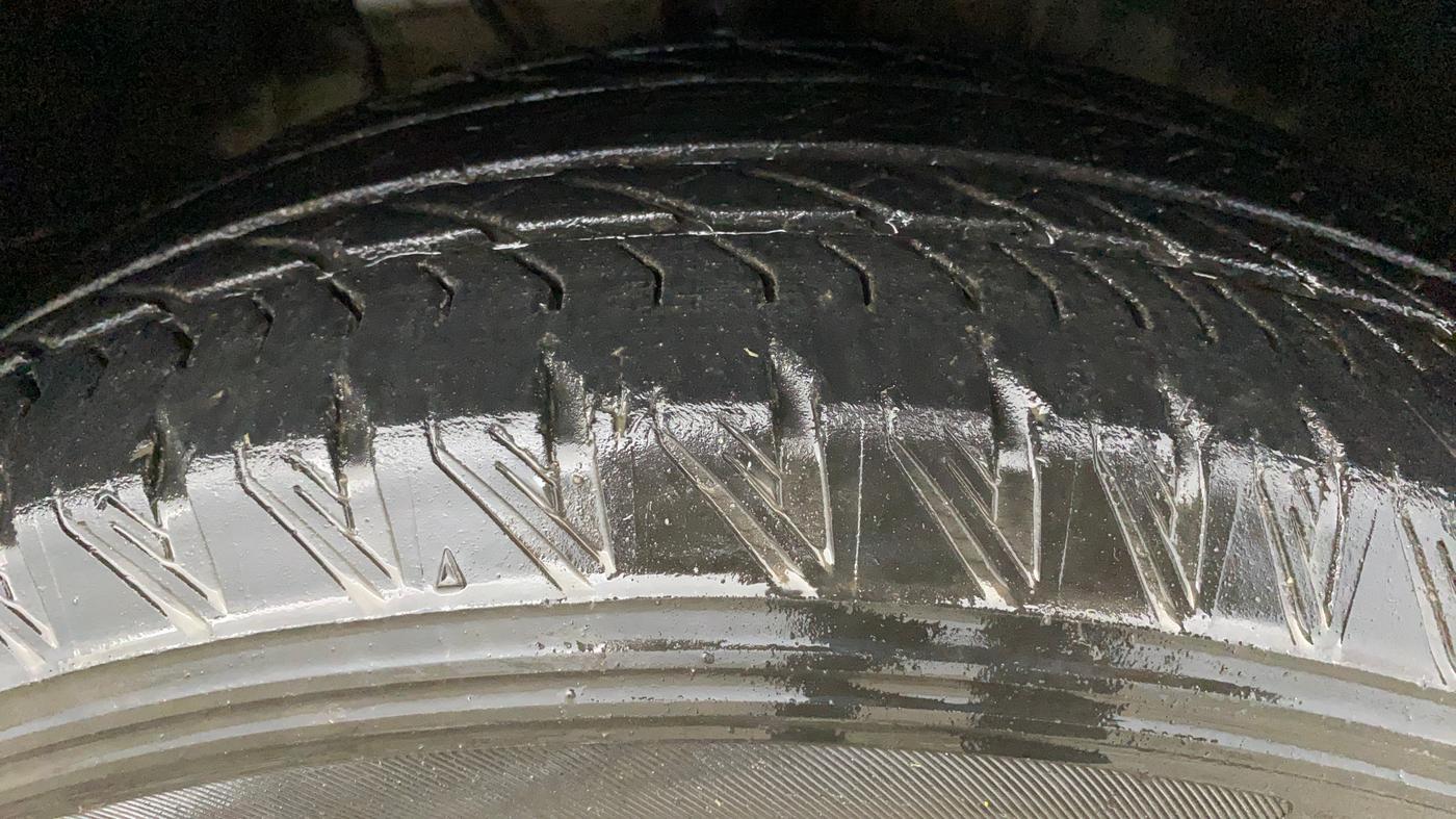 2022 Mahindra XUV700 AX 7 LUXURY D AT 7 STR, Diesel, Automatic, 43,313 km, Right Front Tyre Tread
