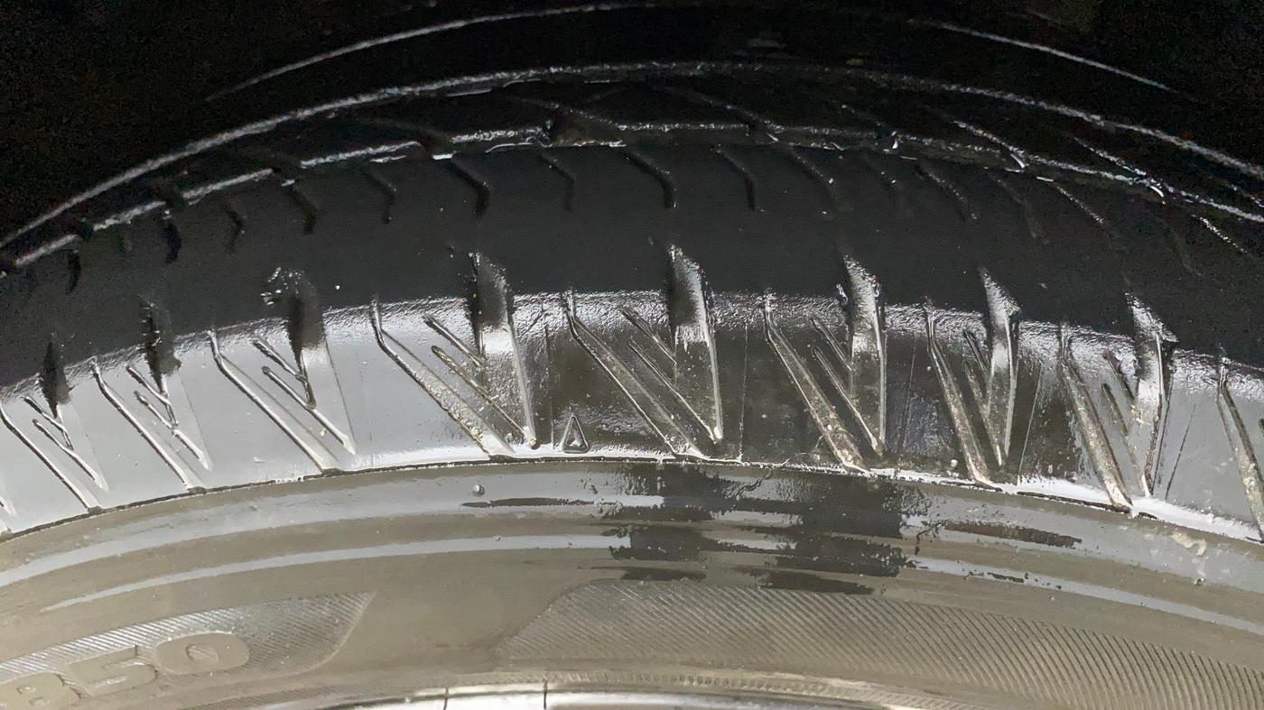 2022 Mahindra XUV700 AX 7 LUXURY D AT 7 STR, Diesel, Automatic, 43,313 km, Left Front Tyre Tread