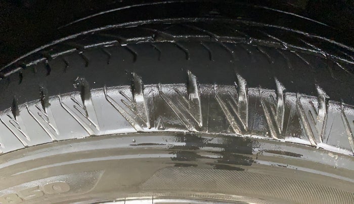 2022 Mahindra XUV700 AX 7 LUXURY D AT 7 STR, Diesel, Automatic, 43,313 km, Left Front Tyre Tread