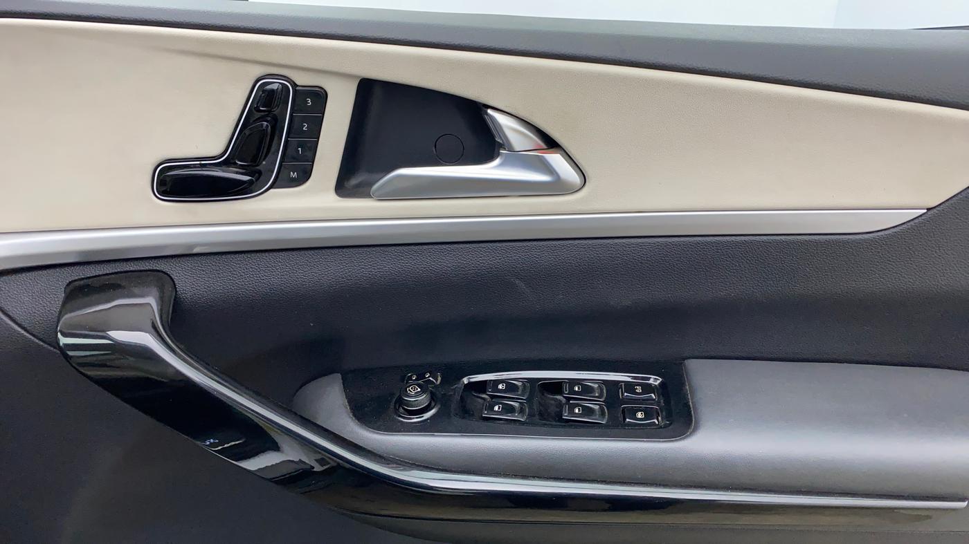 2022 Mahindra XUV700 AX 7 LUXURY D AT 7 STR, Diesel, Automatic, 43,313 km, Driver Side Door Panels Control