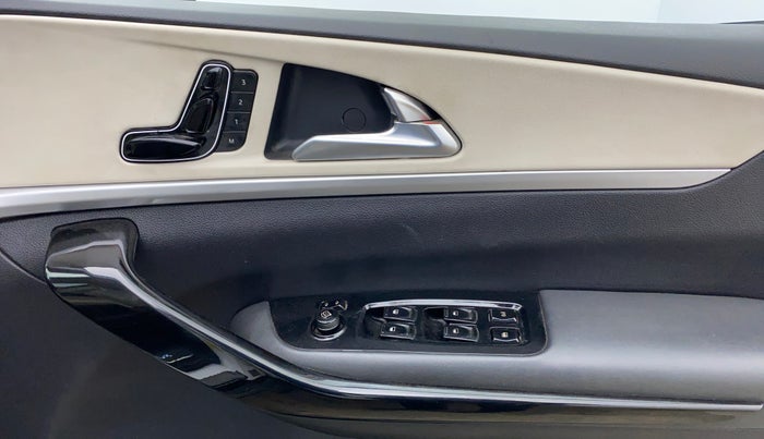 2022 Mahindra XUV700 AX 7 LUXURY D AT 7 STR, Diesel, Automatic, 43,313 km, Driver Side Door Panels Control