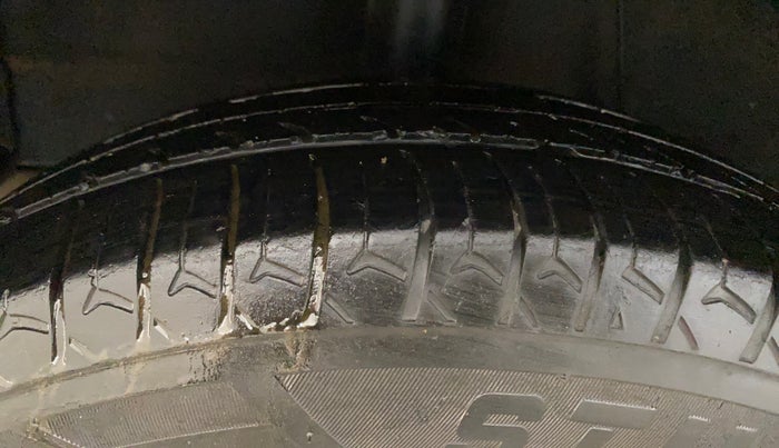 2021 Hyundai GRAND I10 NIOS SPORTZ 1.2 KAPPA VTVT CNG, CNG, Manual, 1,22,596 km, Right Rear Tyre Tread