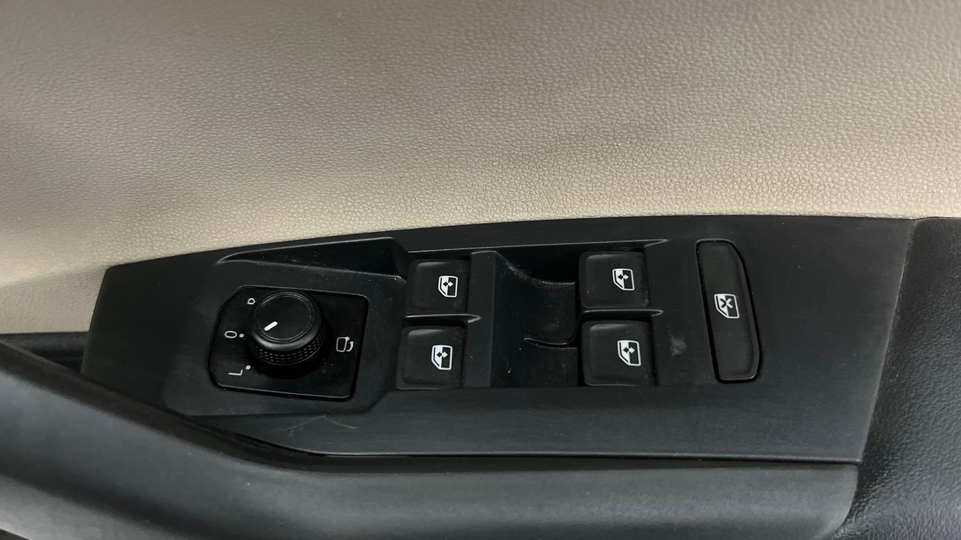 2022 Skoda SLAVIA STYLE 1.0L TSI MT, Petrol, Manual, 68,299 km, Driver Side Door Panels Control