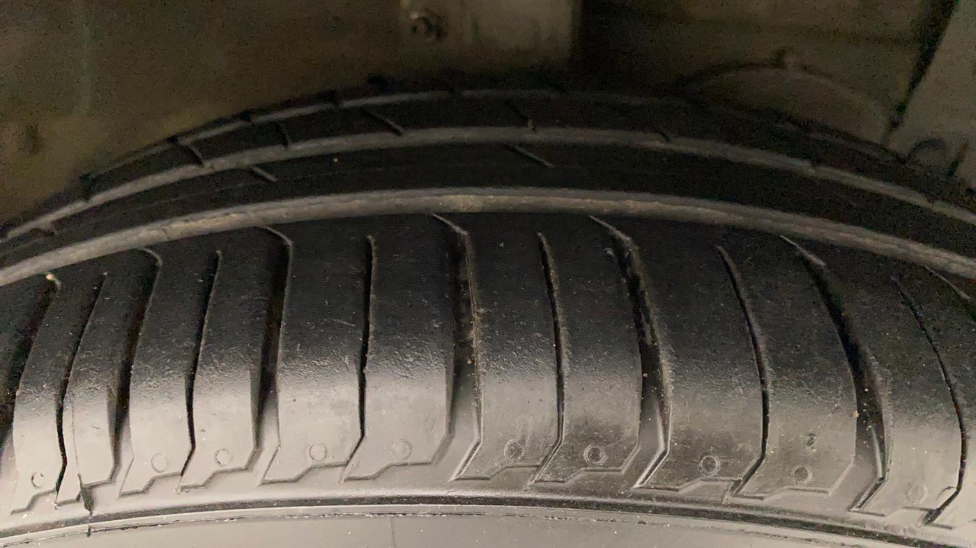 2018 Maruti Ciaz ZETA 1.4  AT PETROL, Petrol, Automatic, 84,490 km, Right Front Tyre Tread