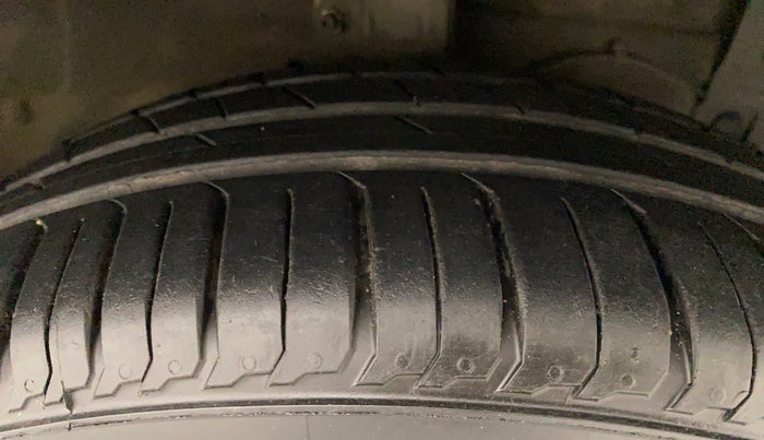 2018 Maruti Ciaz ZETA 1.4  AT PETROL, Petrol, Automatic, 84,490 km, Right Front Tyre Tread