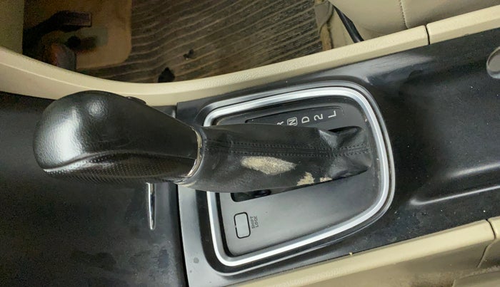 2018 Maruti Ciaz ZETA 1.4  AT PETROL, Petrol, Automatic, 84,490 km, Gear lever - Boot cover slightly torn