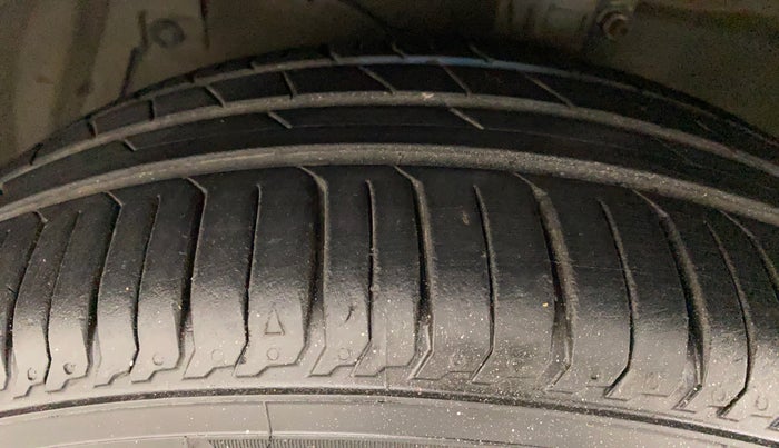 2018 Maruti Ciaz ZETA 1.4  AT PETROL, Petrol, Automatic, 84,490 km, Left Front Tyre Tread
