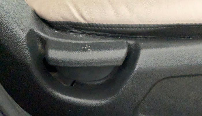 2017 Hyundai Elite i20 MAGNA 1.2, CNG, Manual, 55,326 km, Driver Side Adjustment Panel