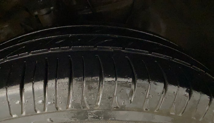 2017 Hyundai Elite i20 MAGNA 1.2, CNG, Manual, 55,326 km, Right Front Tyre Tread