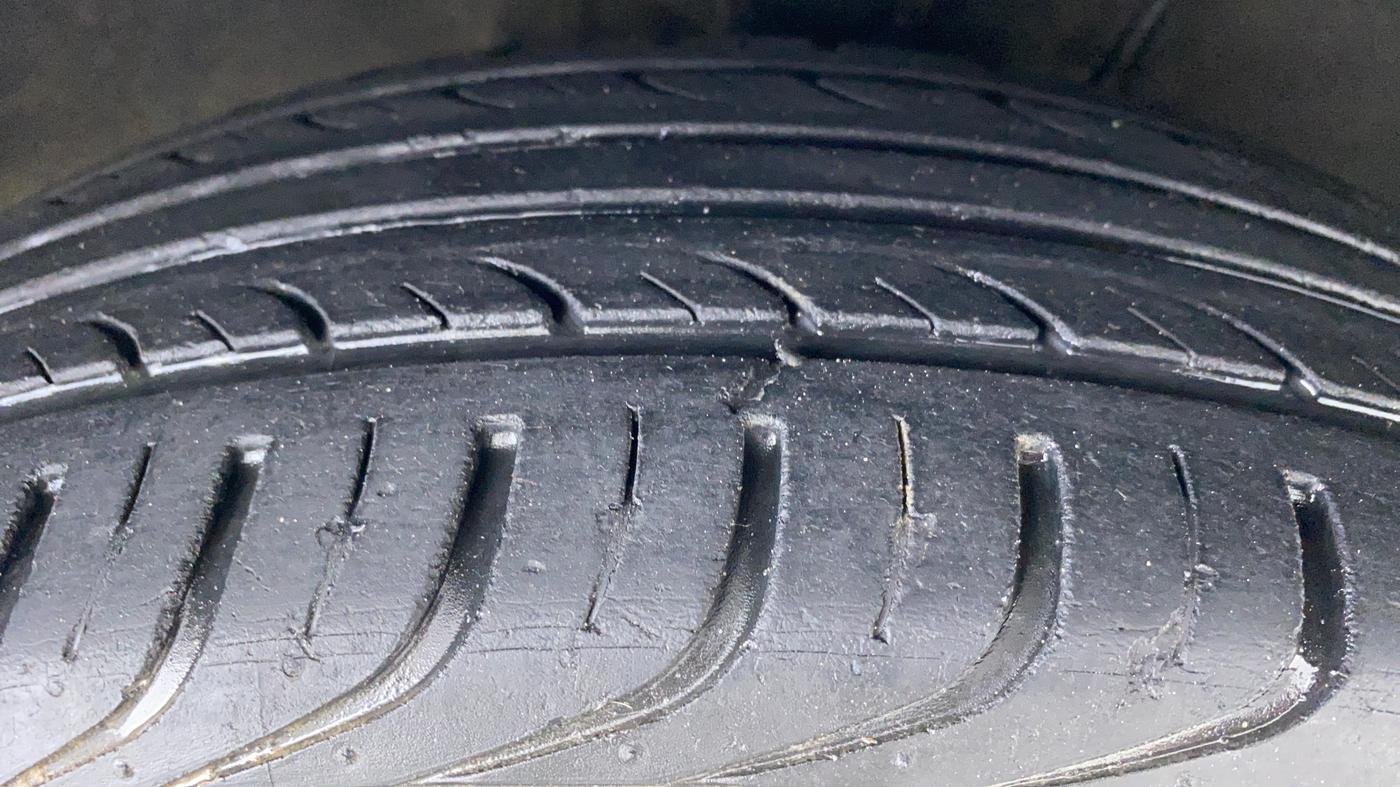 2013 Hyundai i20 MAGNA O 1.2, Petrol, Manual, 31,336 km, Right Front Tyre Tread