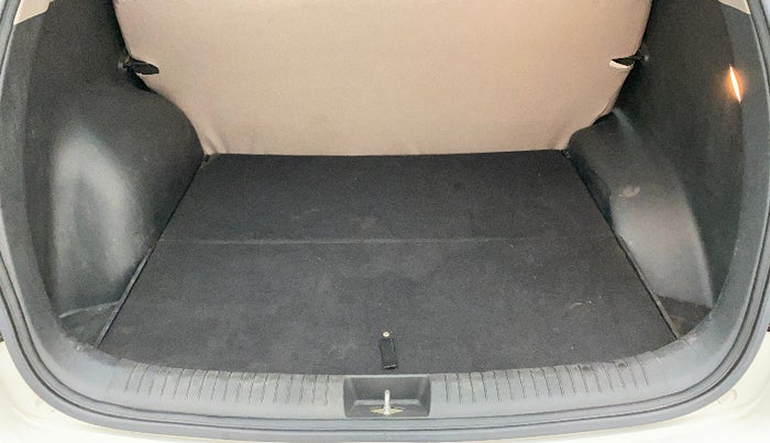 2017 Hyundai Creta E PLUS 1.6 PETROL, Petrol, Manual, 71,922 km, Boot Inside
