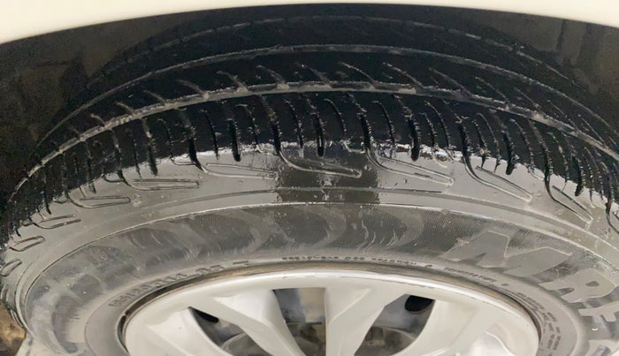 2015 Maruti Swift VXI, Petrol, Manual, 1,48,537 km, Right Front Tyre Tread