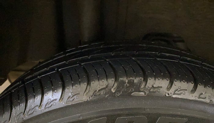 2016 Ford New Figo TITANIUM 1.2 PETROL MT, Petrol, Manual, 56,758 km, Right Rear Tyre Tread